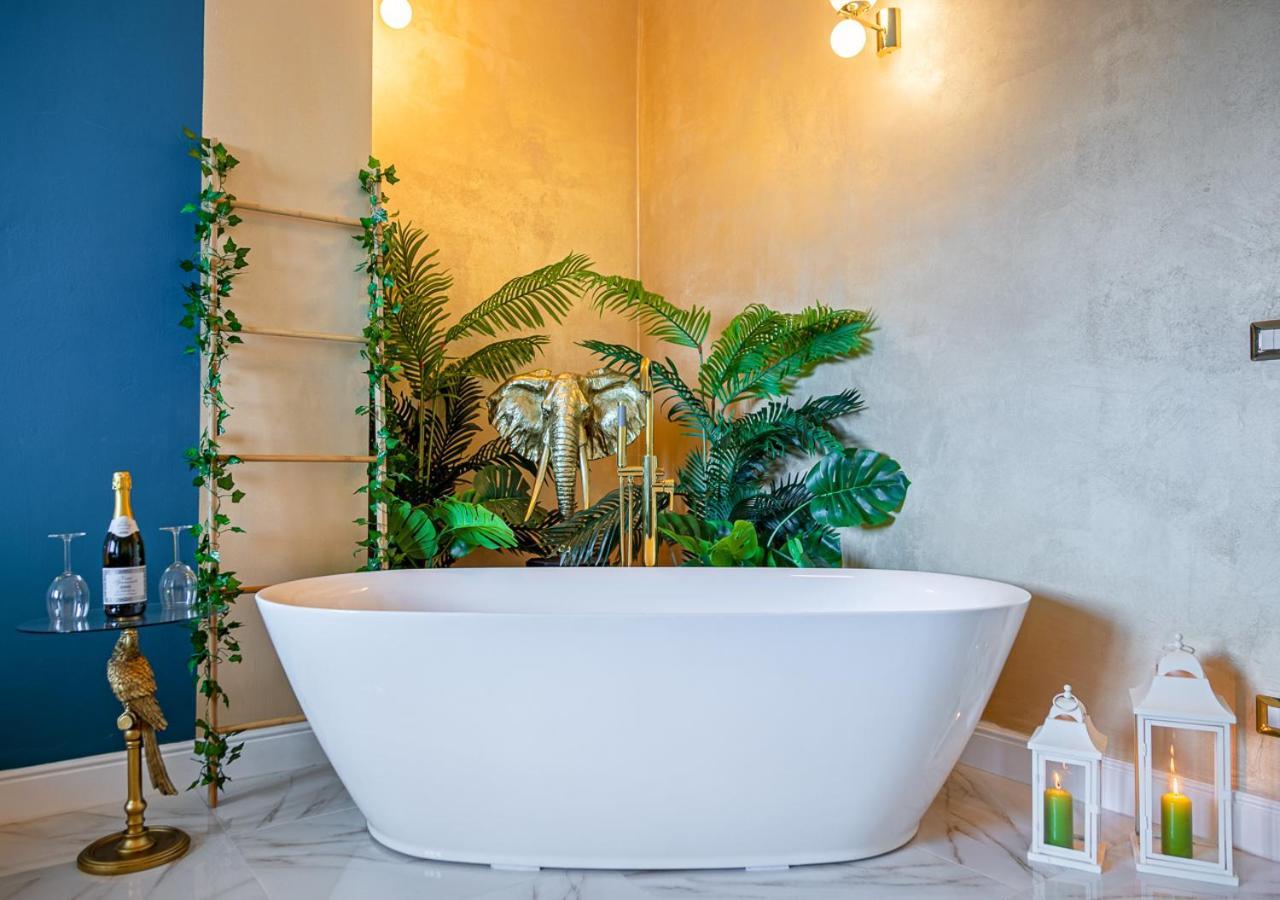 Jungle --- Vasca In Apartment