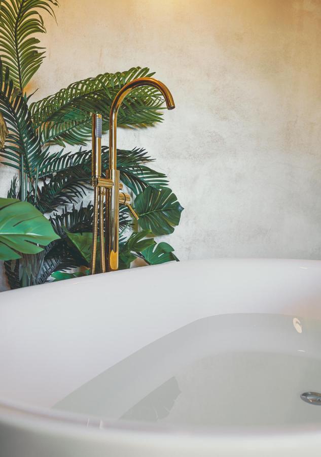 Apartment Jungle --- Vasca In